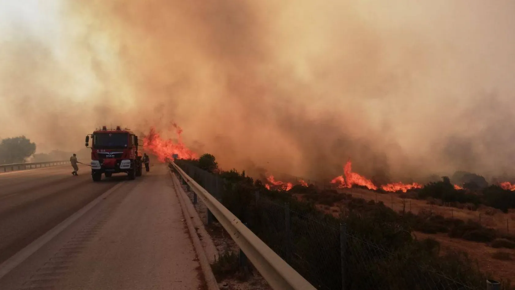 İzmir-Çeşme otoyolu yangın nedeniyle trafiğe kapandı