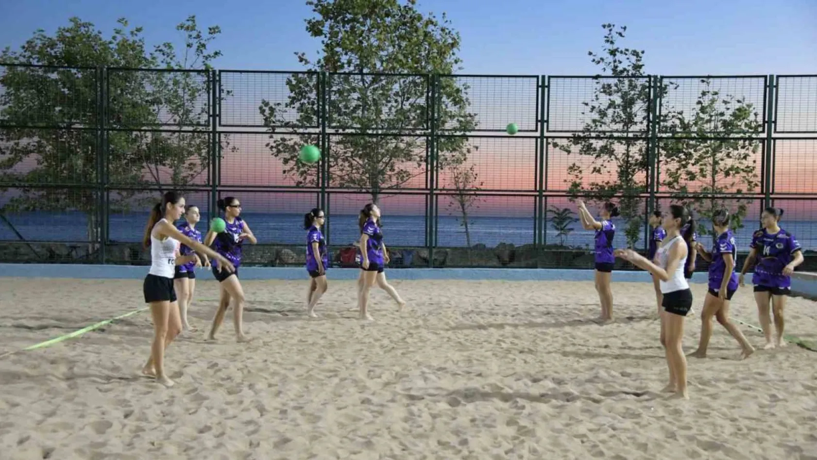 Kadıköy Belediyesi 'Plaj Hentbolu Şenliği' düzenliyor