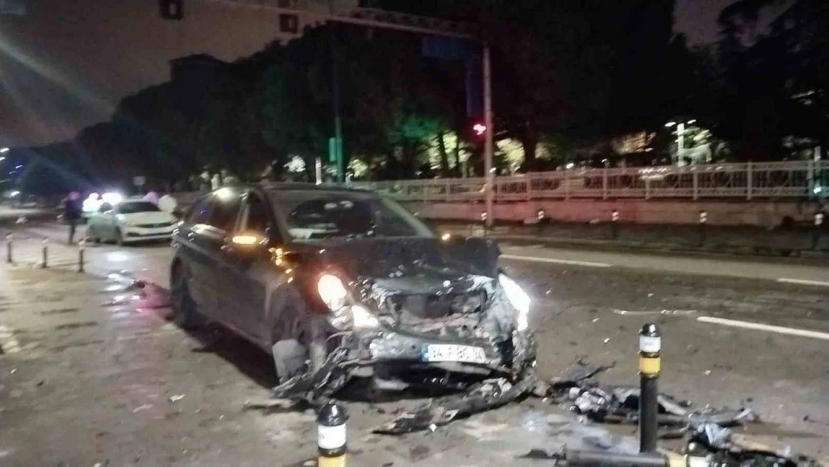 Kadıköy'de alkollü sürücü ışıklarda duran araçlara çarptı: 1 ağır yaralı