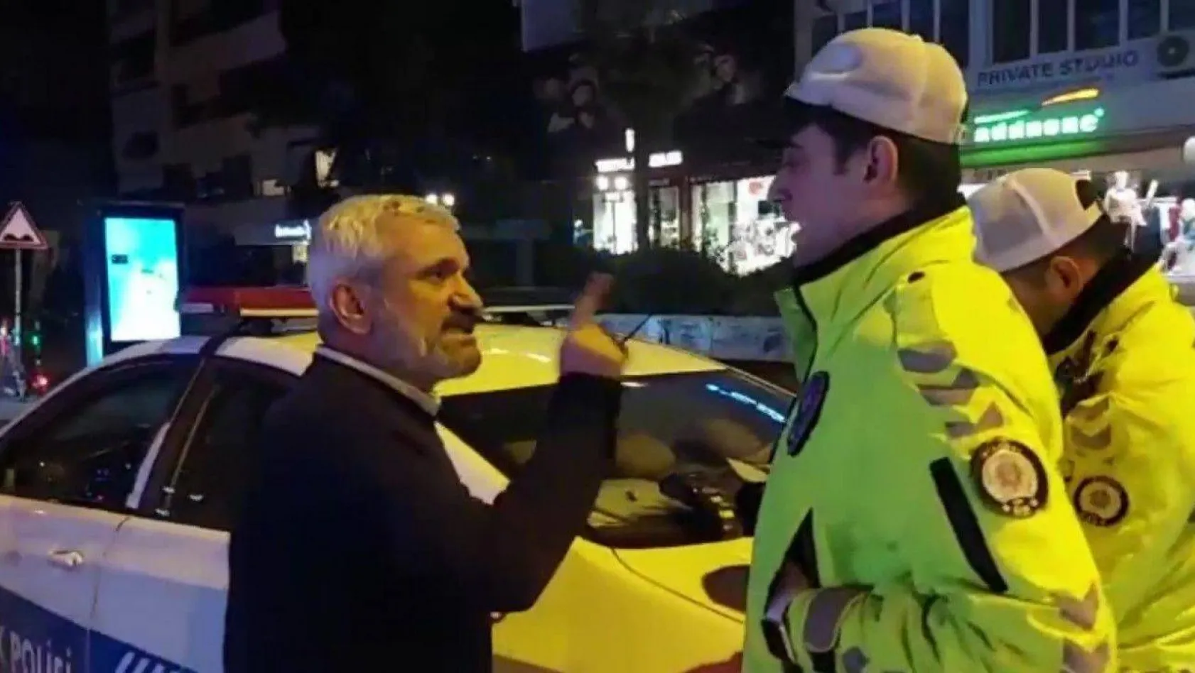 Kadıköy'de ceza yazan polise 'İnsan olalım' diyen taksici, tepki görünce 'Hepimiz kardeşiz' diyerek geri adım attı