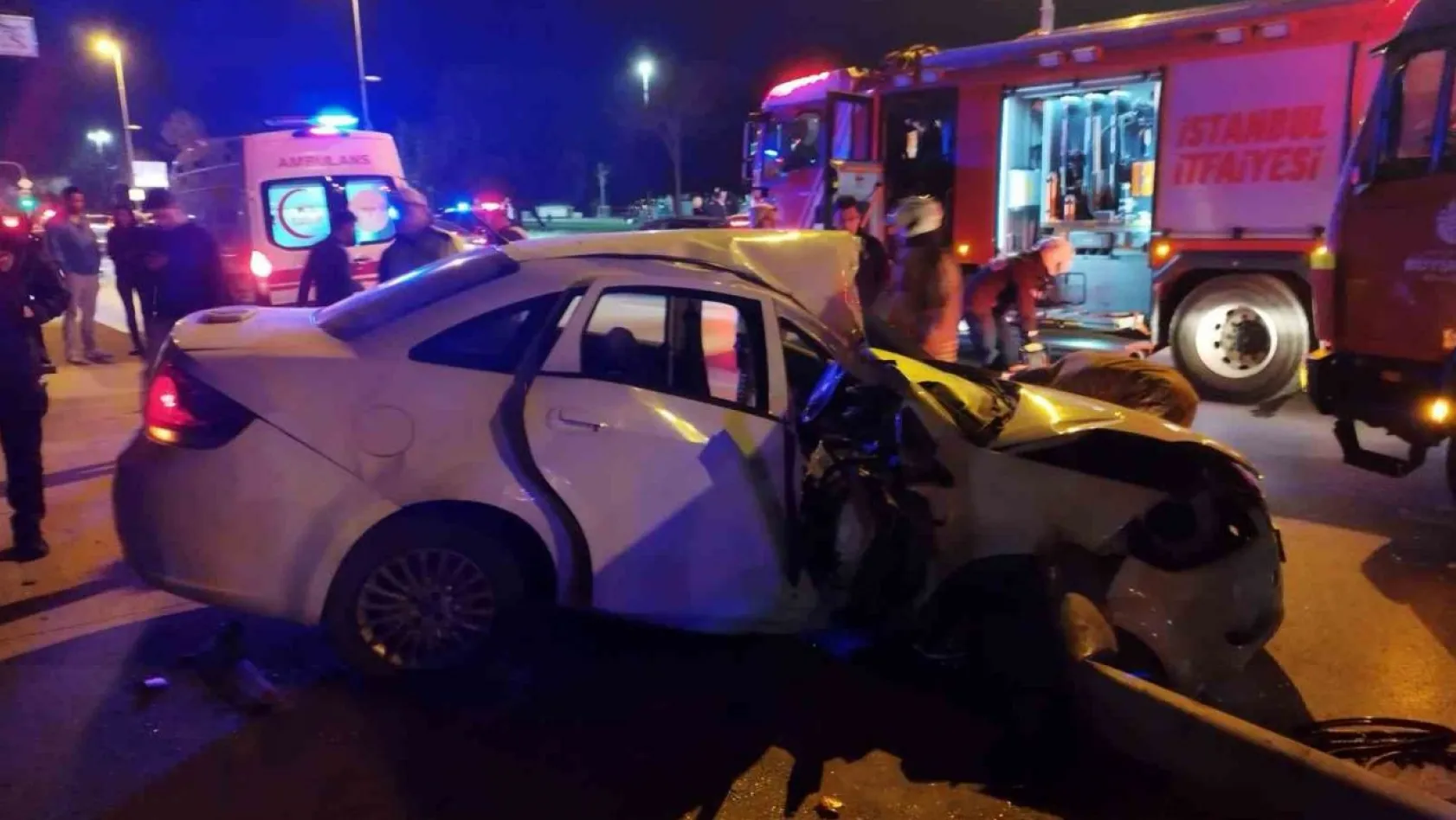 Kadıköy'de kontrolden çıkan otomobil direğe çarptı: 3 yaralı