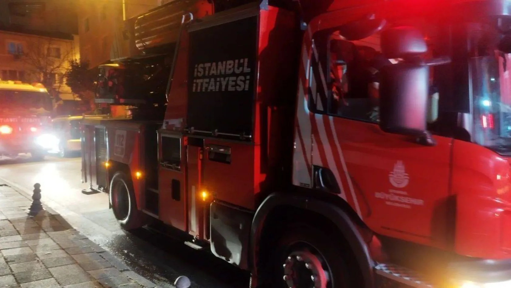 Kadıköy'de korkutan iş yeri yangını