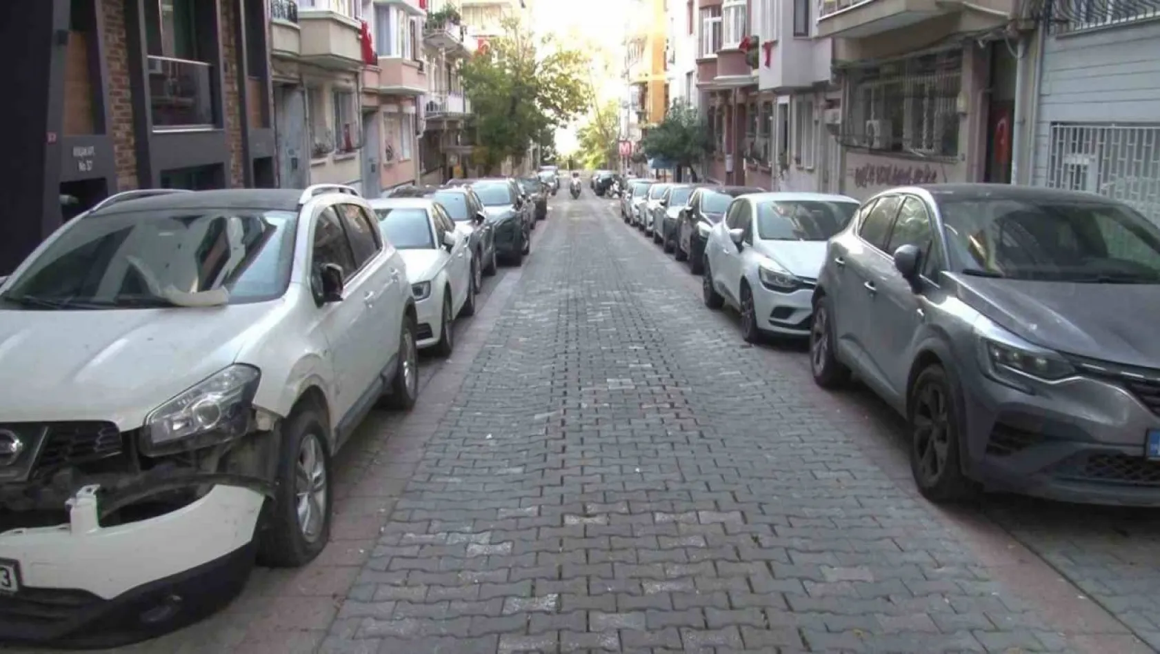 Kadıköy'de tır onlarca aracı biçip kaçtı