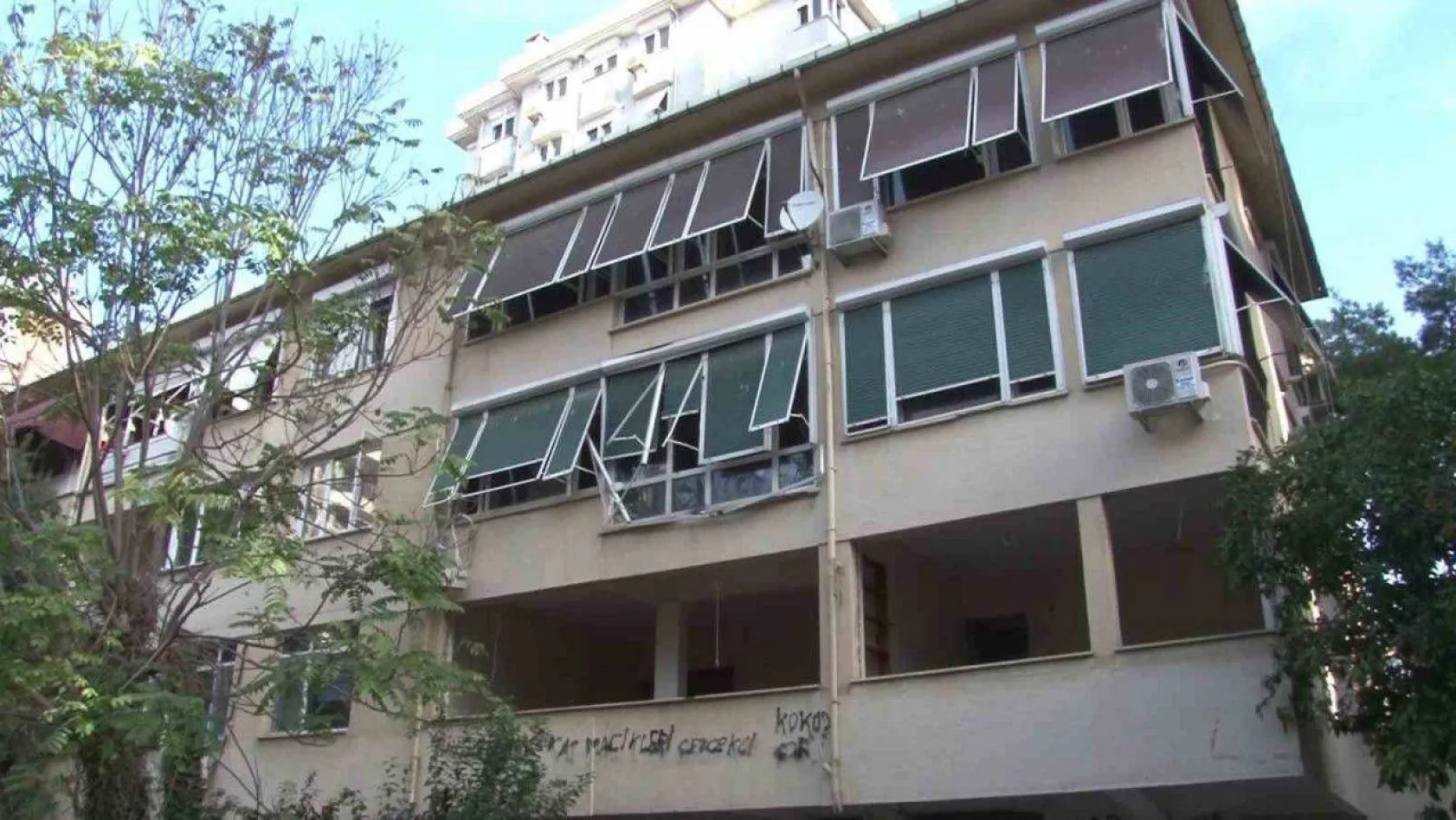 Kadıköy'de yıkılmayı bekleyen binaya defalarca hırsız girdi