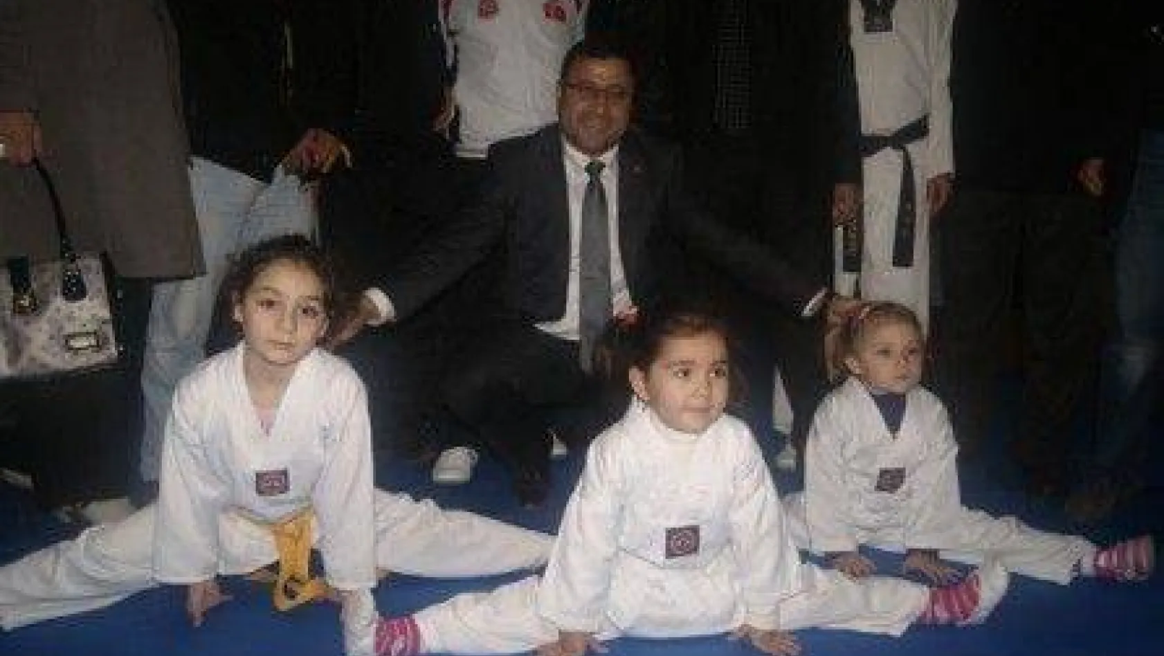 Karakaş'a Taekwondoculardan teşekkür plaketi