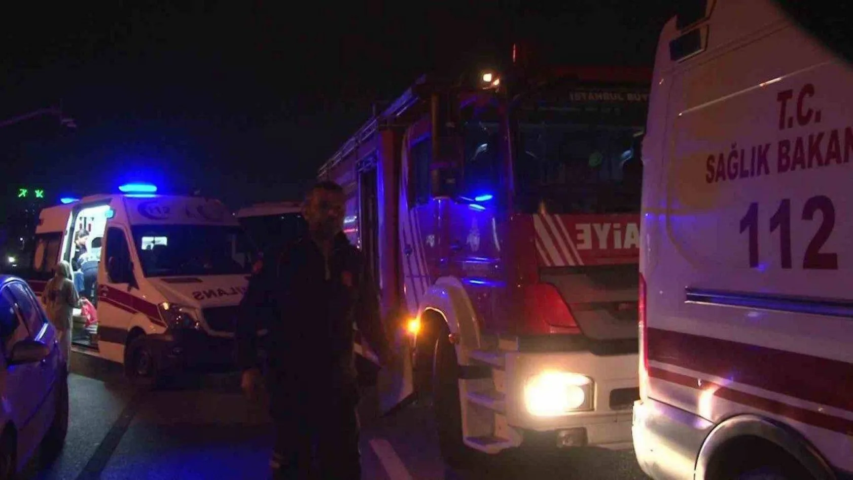 Kartal'da alkollü sürücü otoyolda duraklayan araçlara çarptı: 2 hafif yaralı