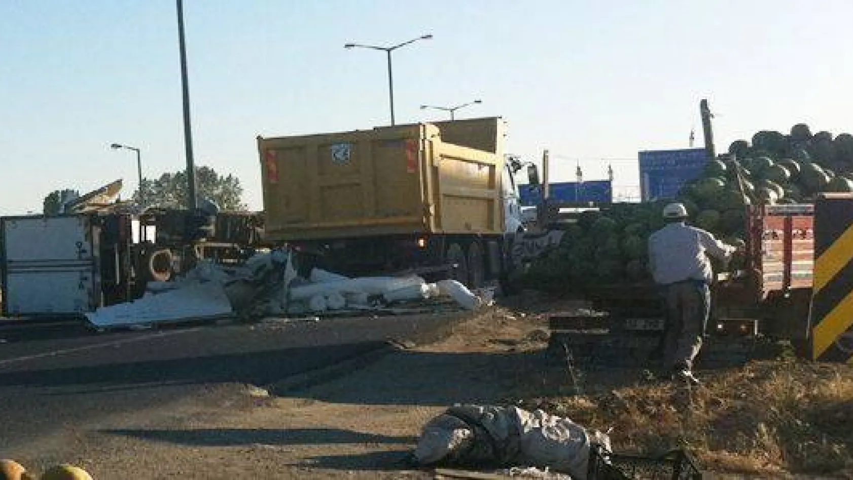 Kınalı'da Kamyonlar çarpıştı yol kapandı