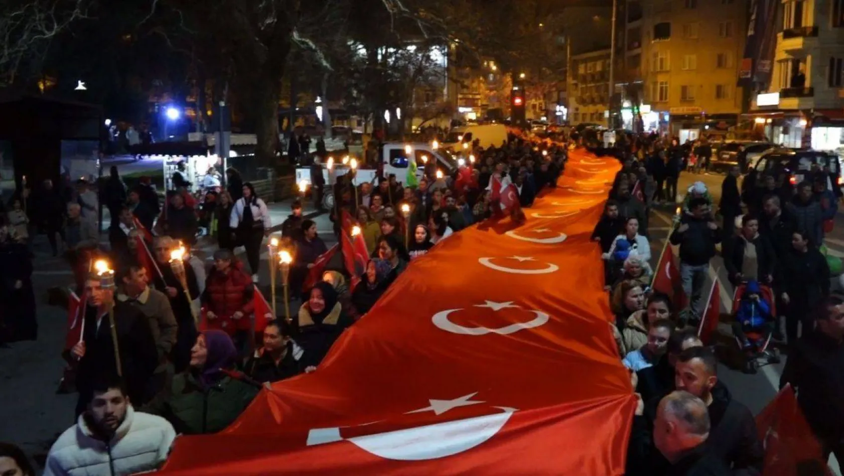 Kırklareli'nde dev Türk bayrağı ile şehitlere saygı yürüyüşü