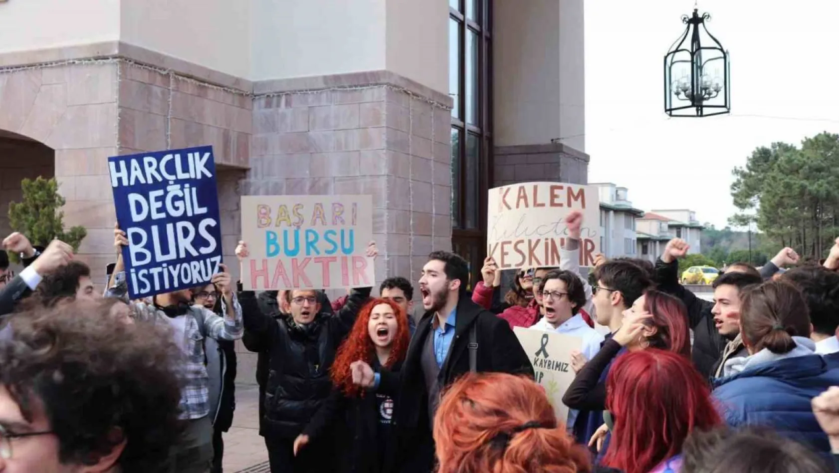Koç Üniversitesi'nde öğrencilerden burs protestosu