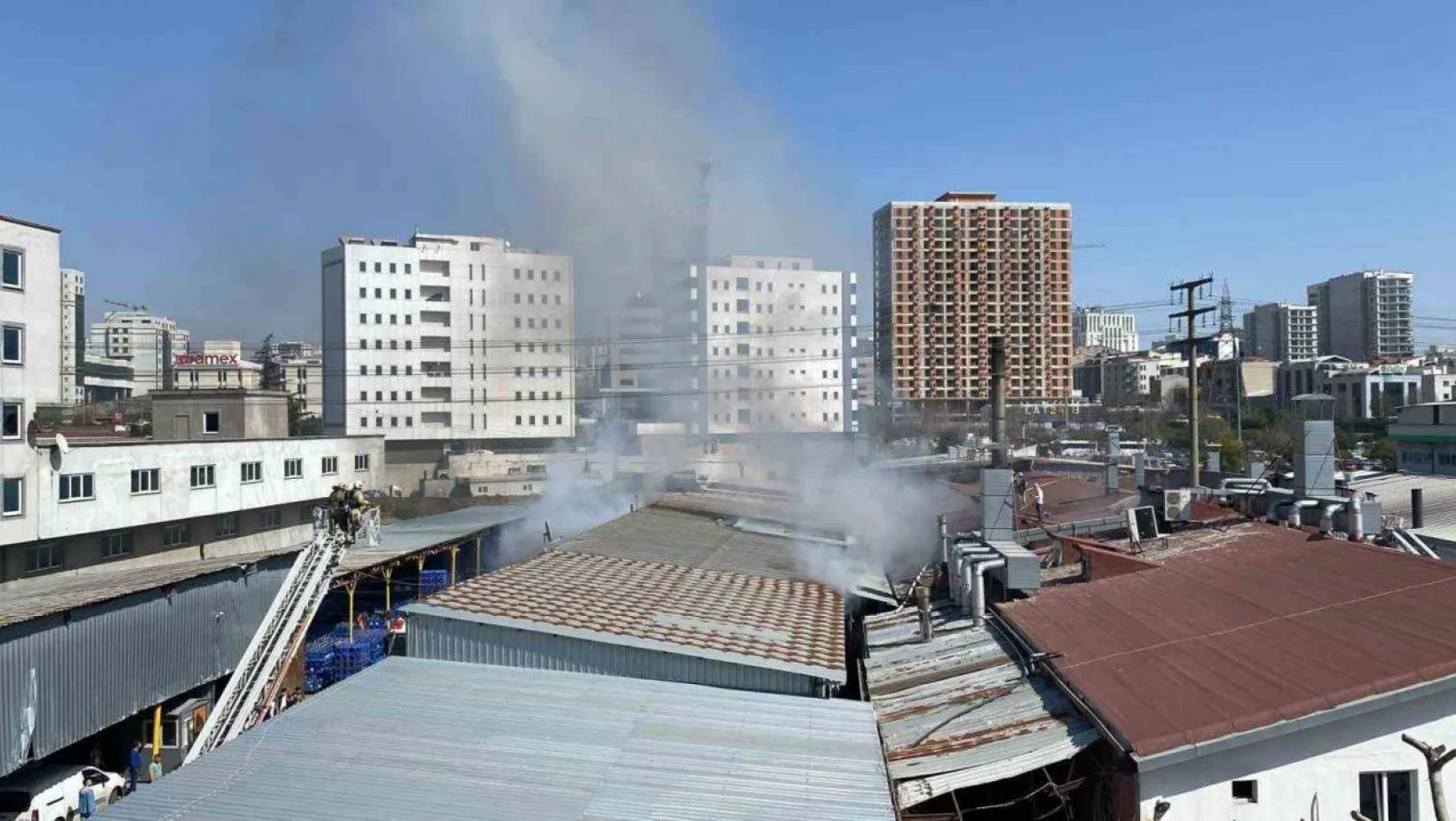Küçükçekmece'de tekstil fabrikasının deposunda korkutan yangın