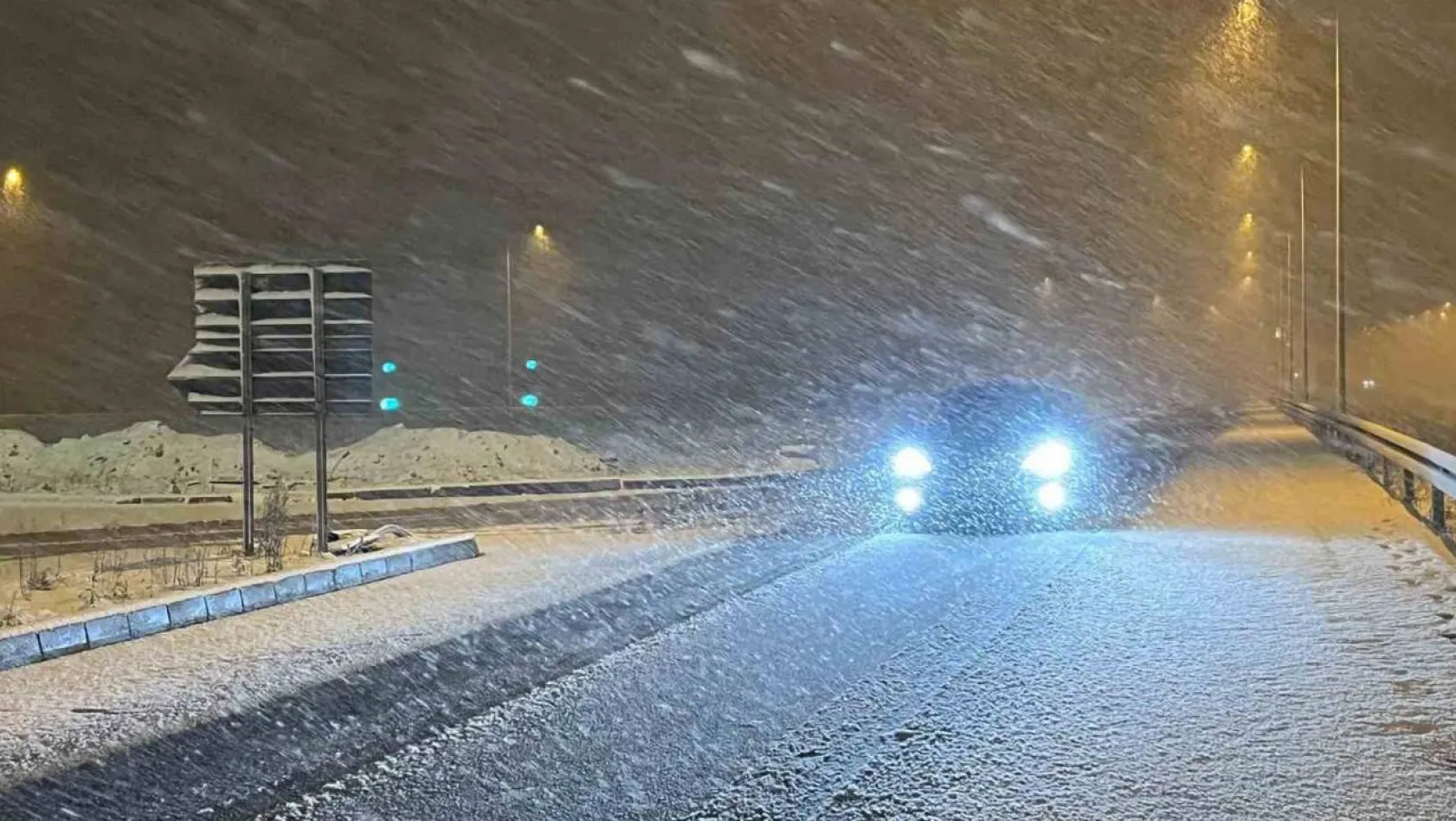 Kuzey Marmara Otoyolu Kocaeli geçişinde kar yağışı etkili oluyor