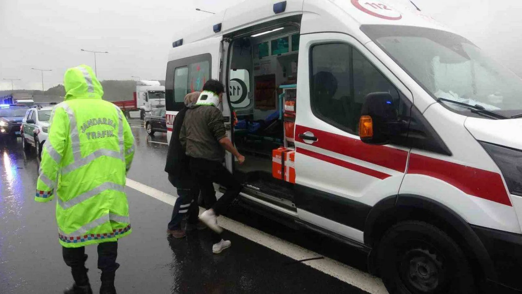 Kuzey Marmara Otoyolu'nda işçi servisi ile ticari taksi çarpıştı: 13 yaralı
