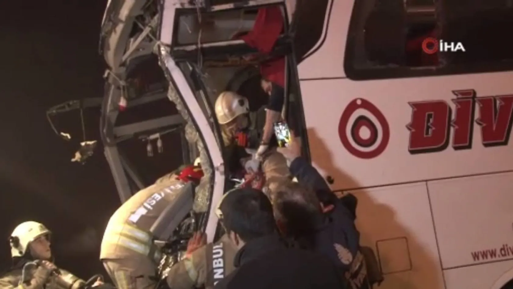 Kuzey Marmara Otoyolu'nda yolcu otobüsü tıra çarptı: 19 yaralı
