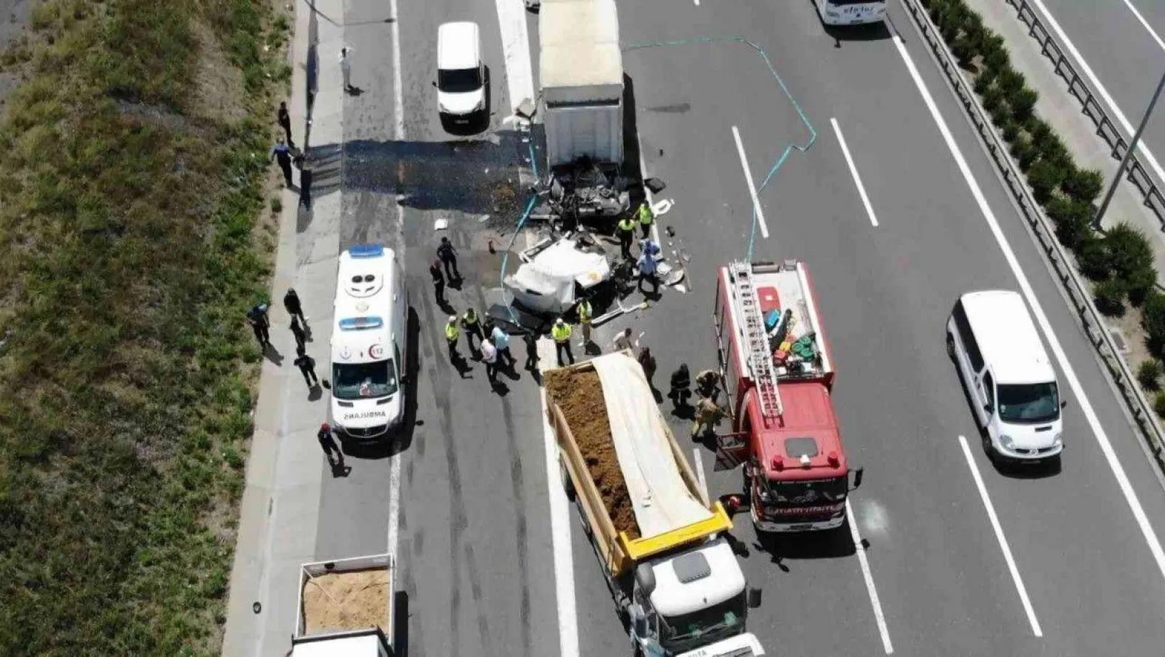 Kuzey Marmara Otoyolu'ndaki feci kazada kamyon ikiye bölündü: 1 ölü