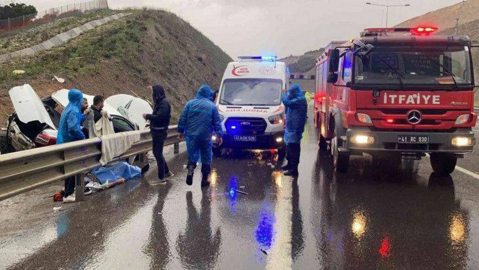 Kuzey Marmara Otoyolunda otomobil yoldan çıktı: 3'ü ağır, 4 yaralı