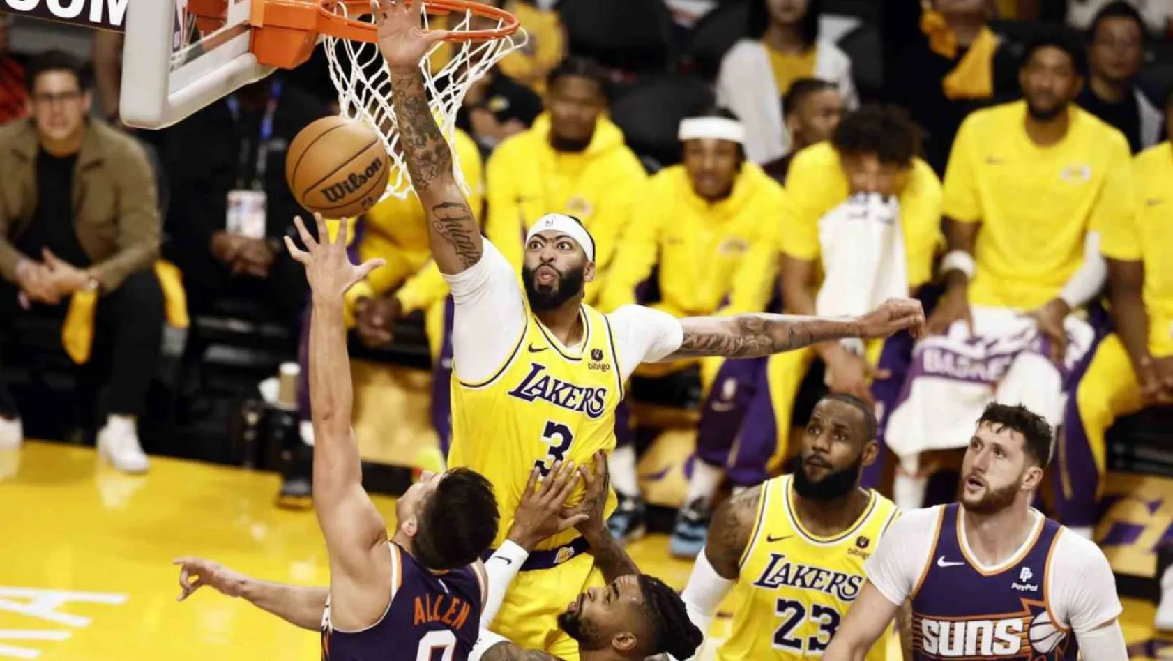 Lakers, Suns'ı yenerek ilk galibiyetini aldı