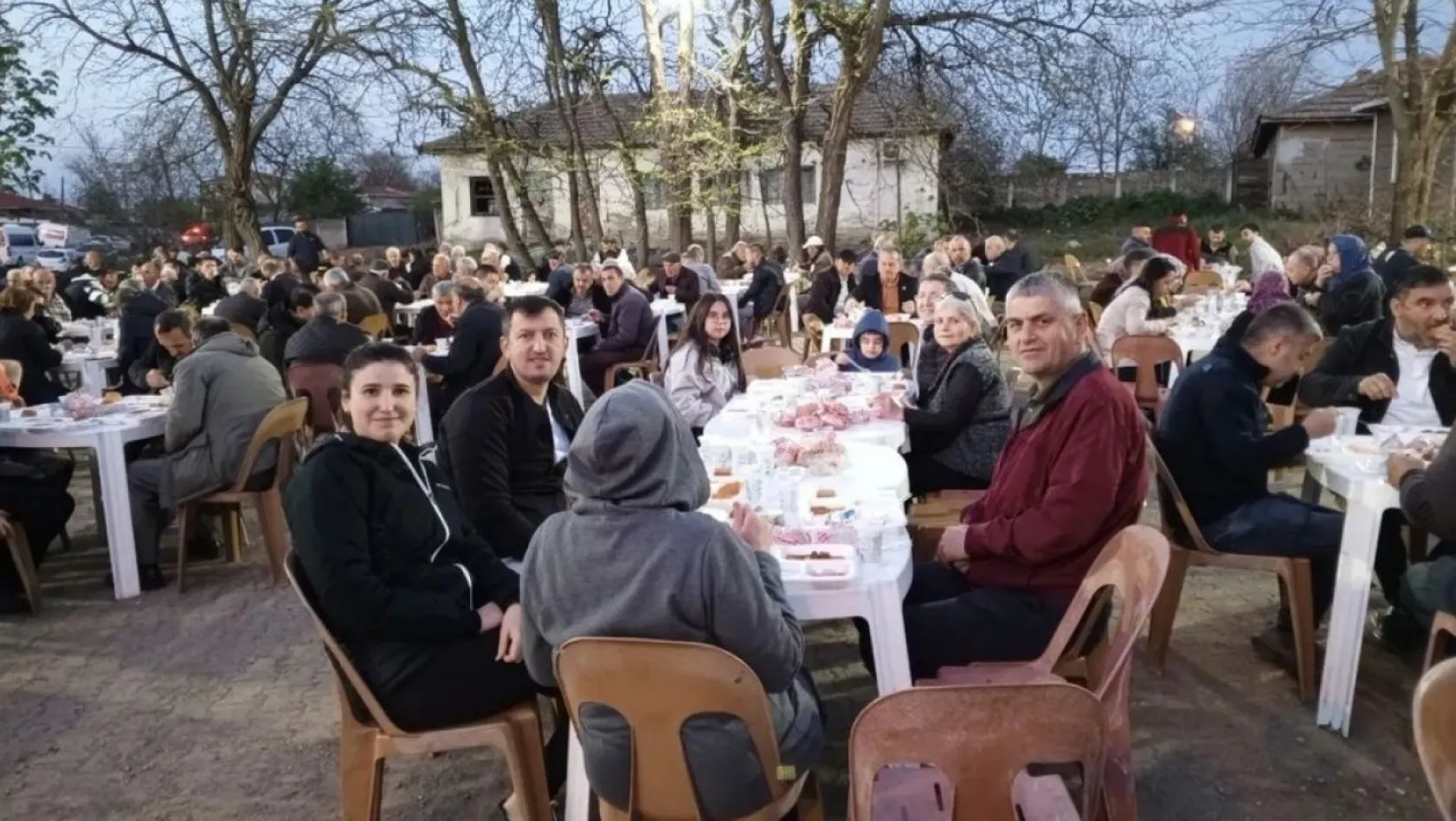Lüleburgaz'da yeniden seçilen muhtar köylüleri için iftar programı düzenledi