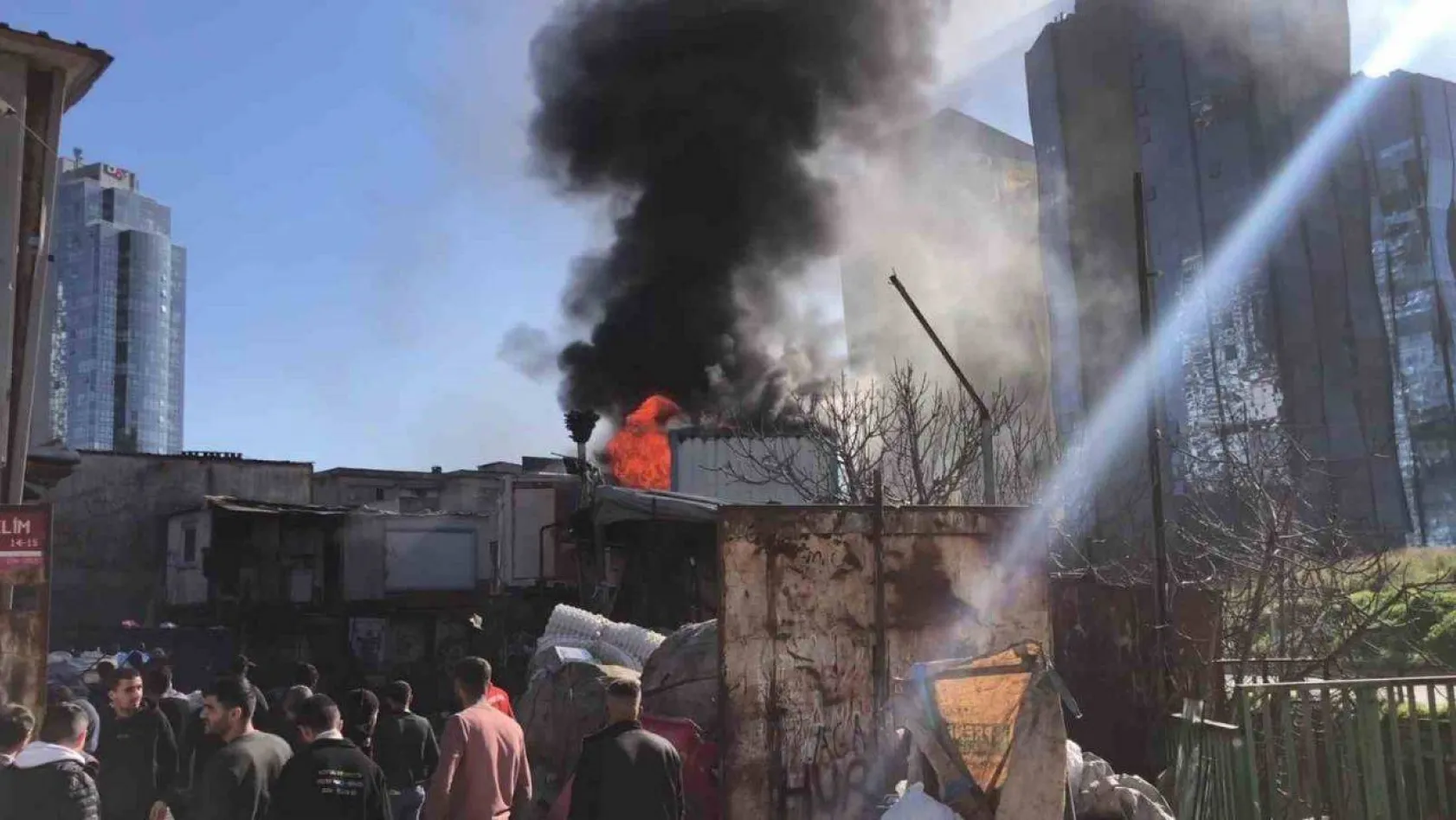Maltepe'de geri dönüşüm tesisinde yangın: Konteynerler alev alev yandı