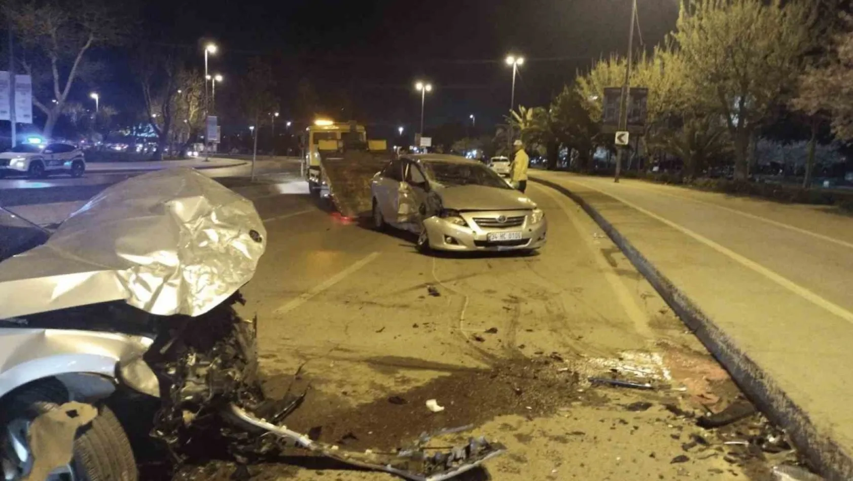 Maltepe'de karşı yönlerden gelen 2 otomobil çarpıştı