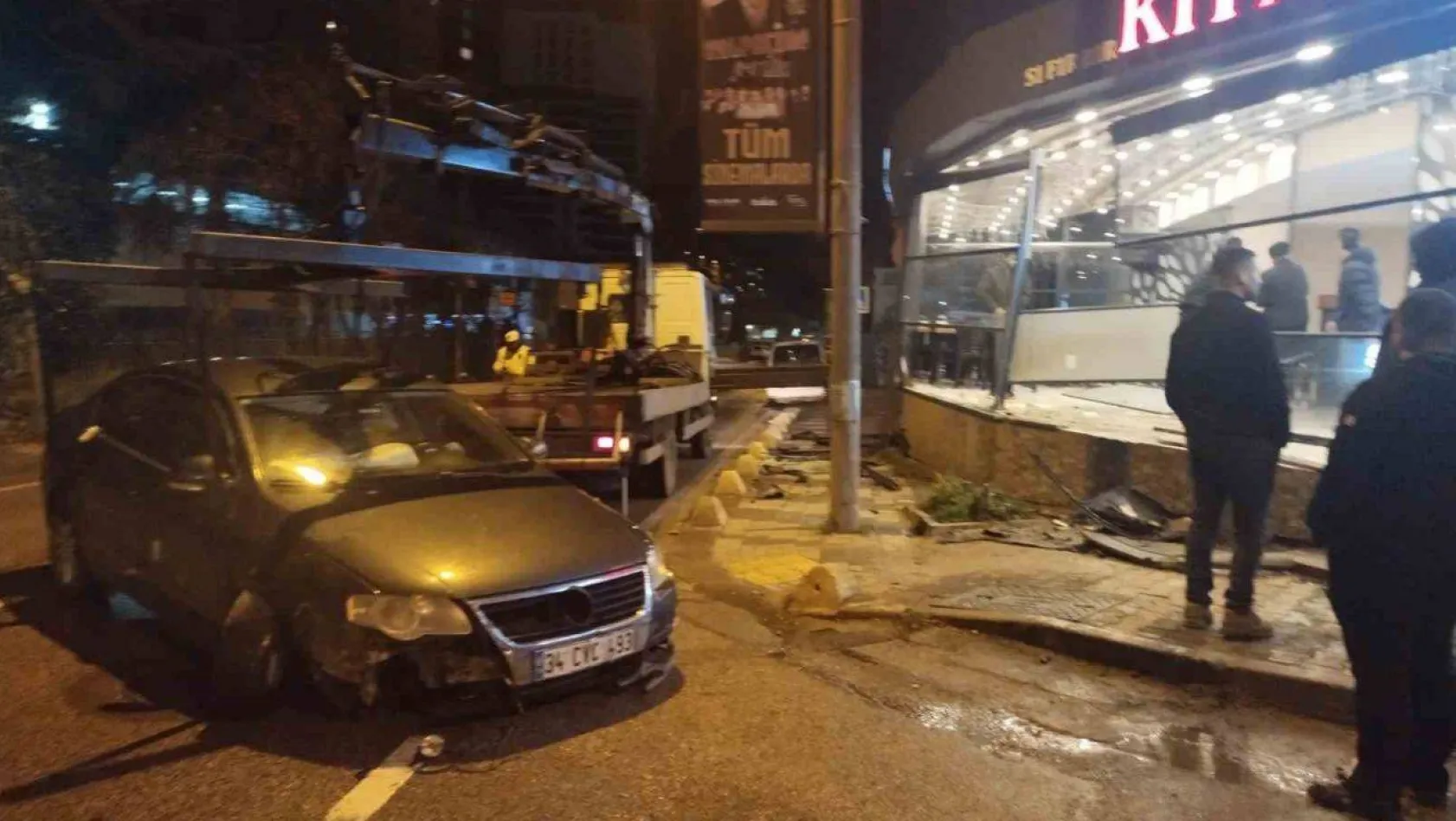 Maltepe'de kontrolden çıkan araç restorana girdi: 1 yaralı