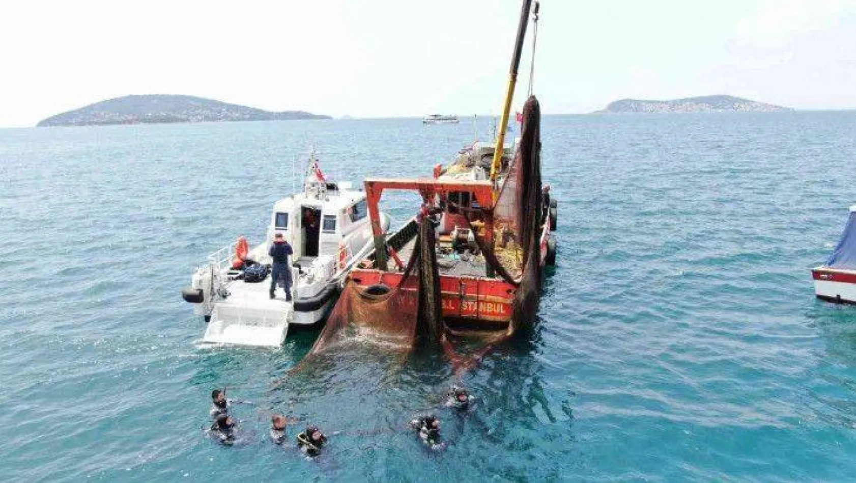 Marmara Denizi'nde 5 bin metrekare boyutunda dev hayalet ağı çıkarıldı