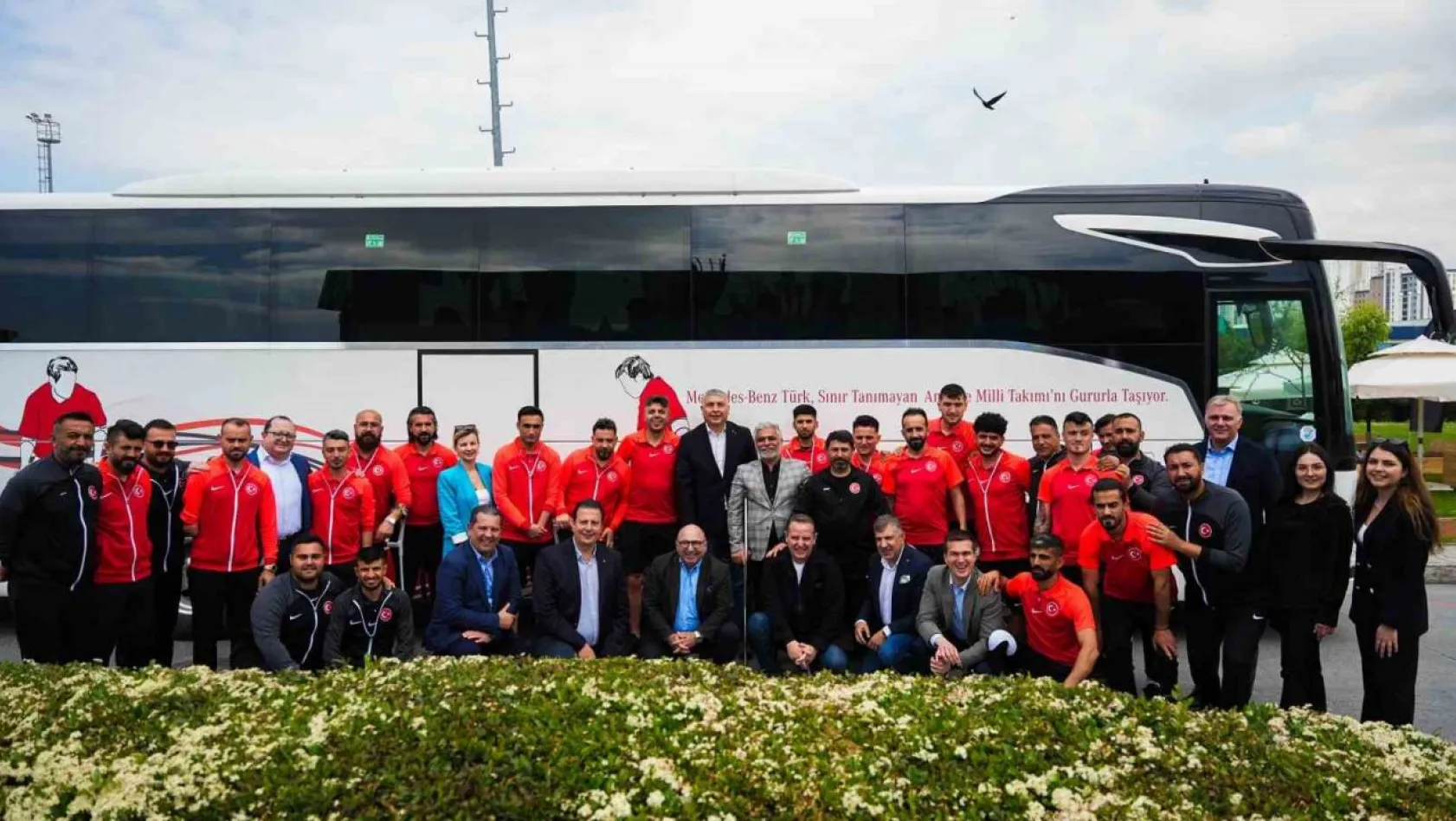 Mercedes-Benz Türk, Ampute Futbol Milli Takımı'nı Hoşdere Otobüs Fabrikası'nda ağırladı
