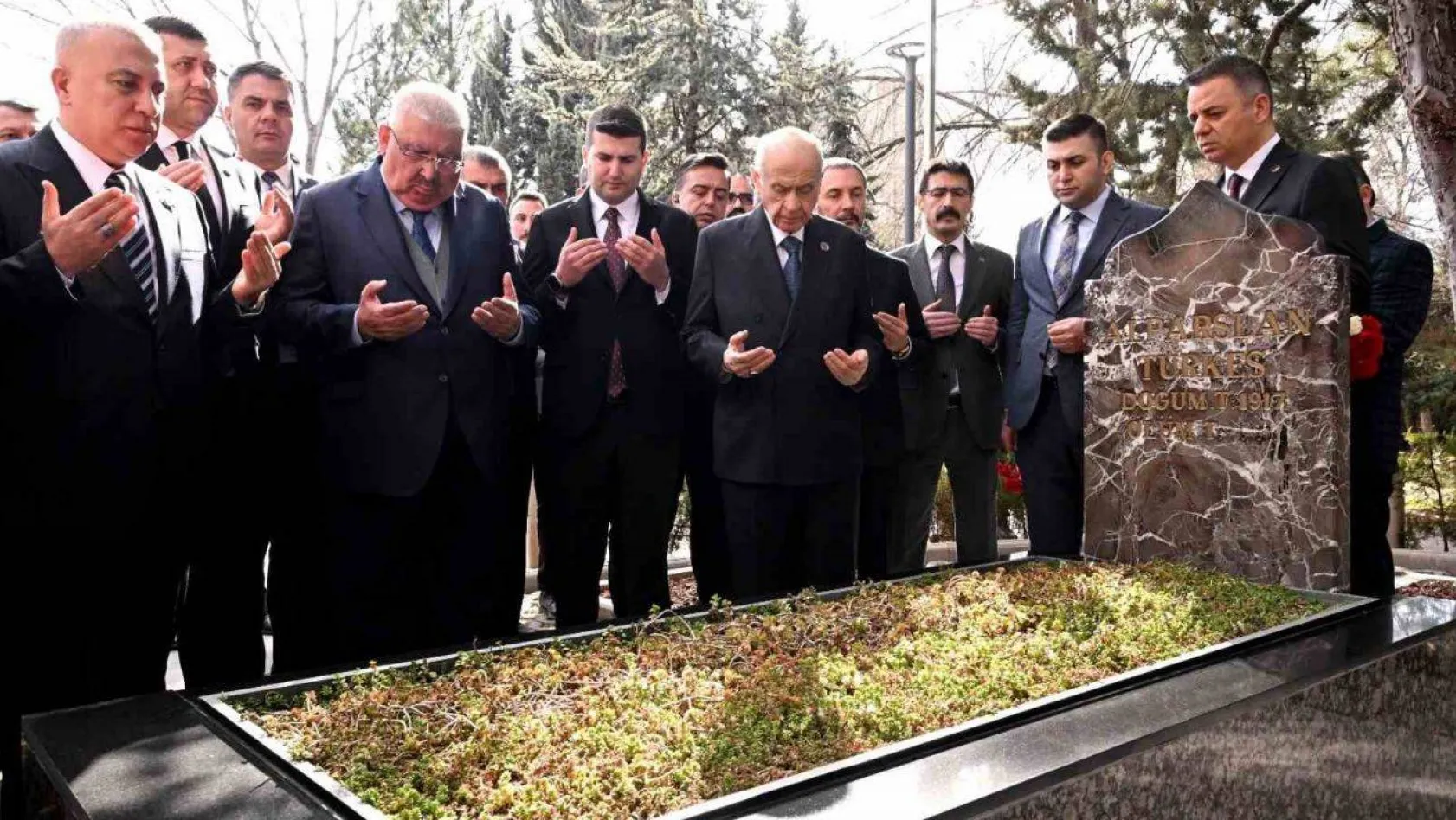 MHP lideri Bahçeli, Alparslan Türkeş'in kabrini ziyaret etti