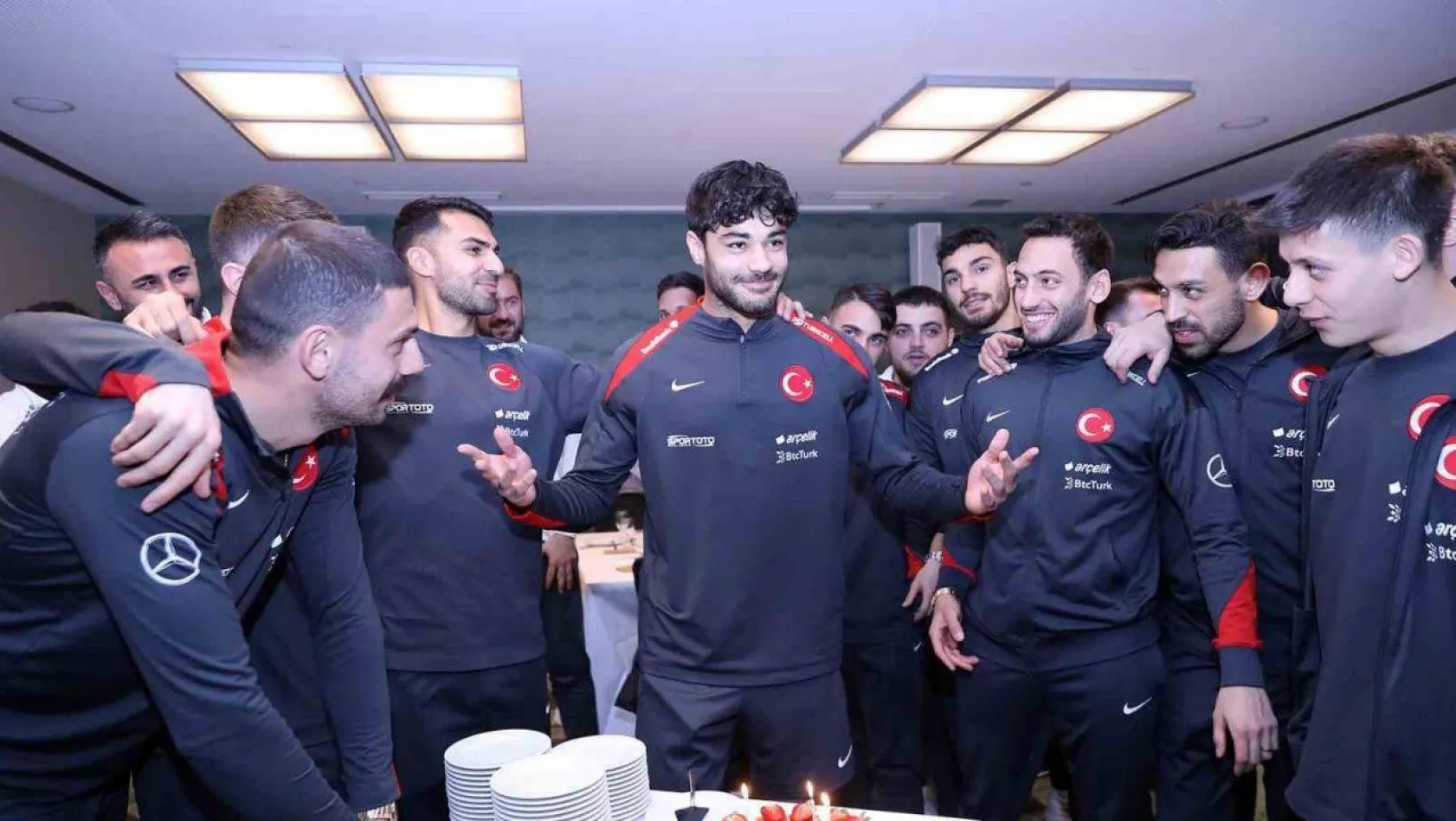 Milli Takım'da Ozan Kabak'ın doğum günü kutlandı