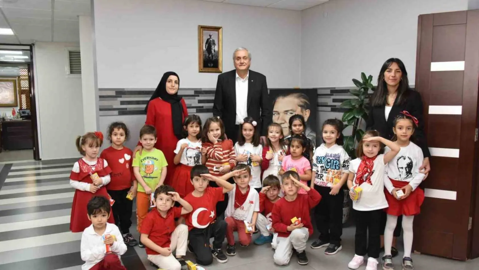 Miniklerden Başkan Bakkalcıoğlu'na 100. yıl kutlaması