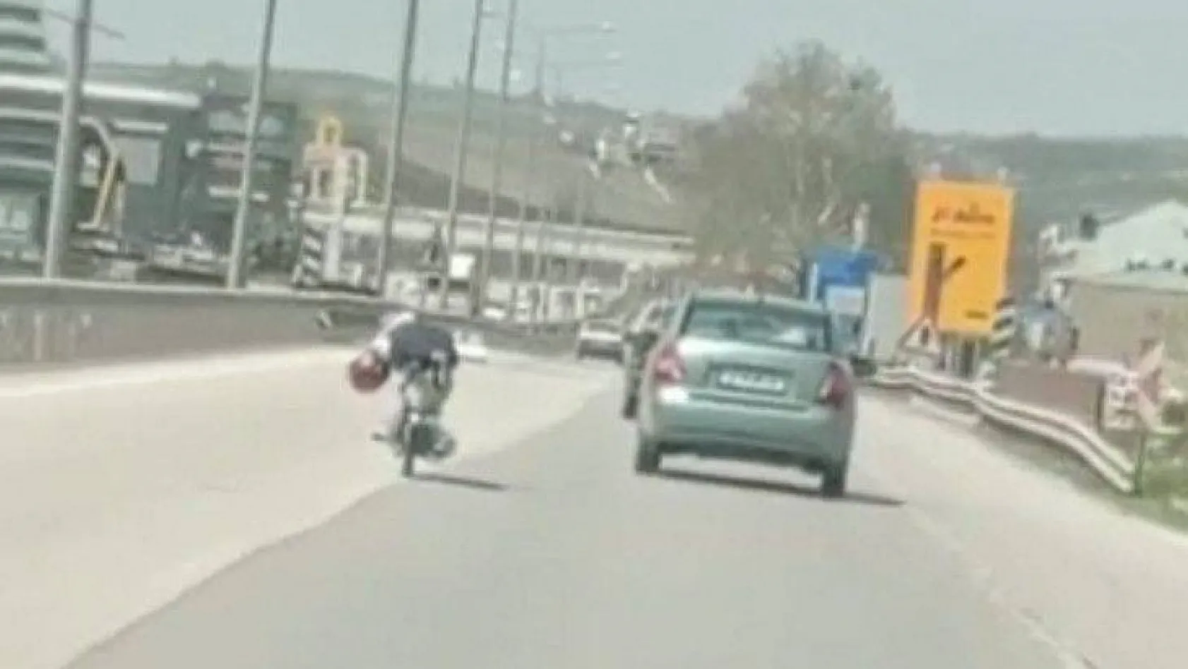 Motosiklet üzerinde akrobatik hareketler yapan sürücüye ceza