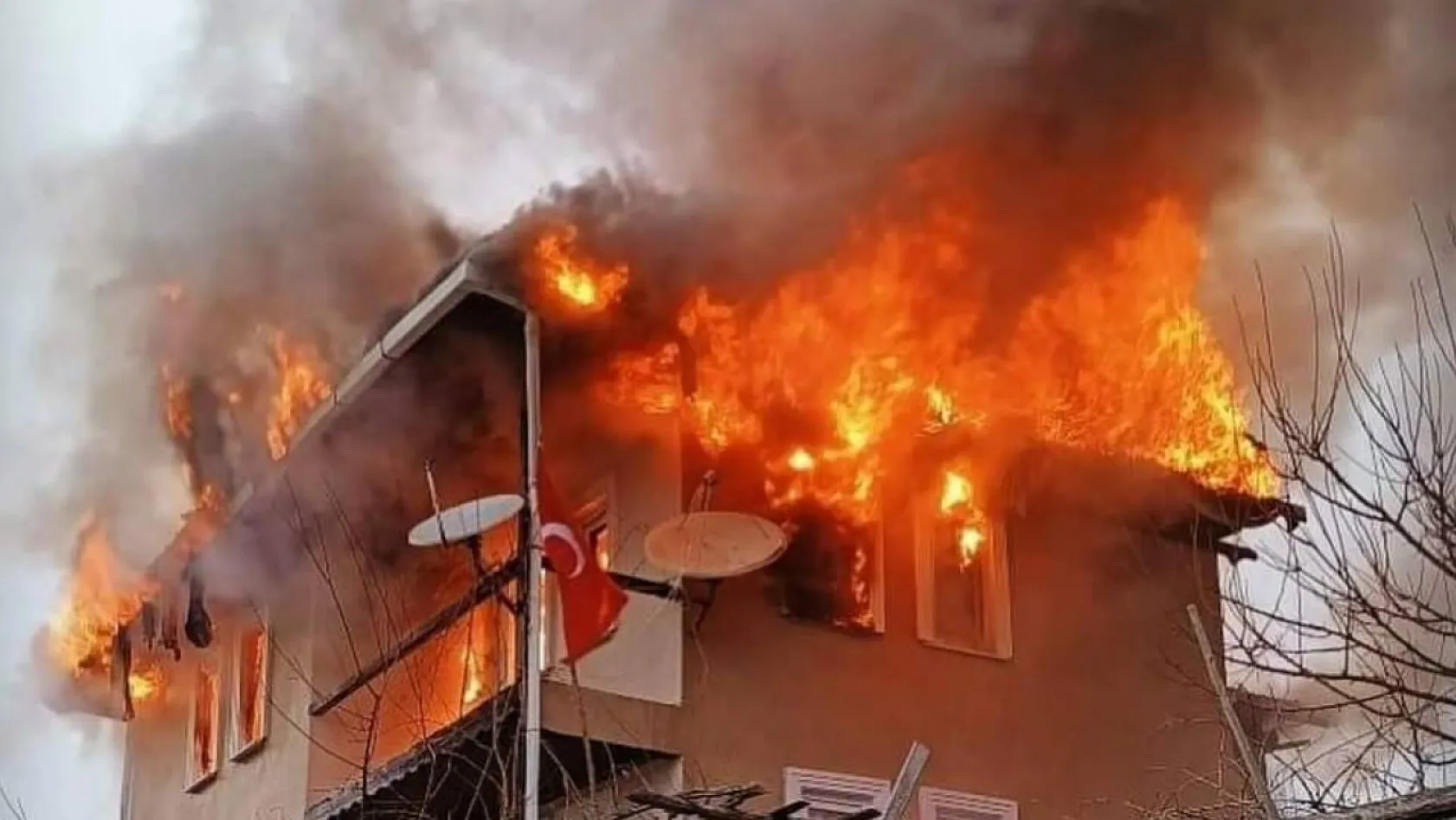 Nallıhan'da çıkan yangında 3 katlı bir ev kullanılamaz hale geldi
