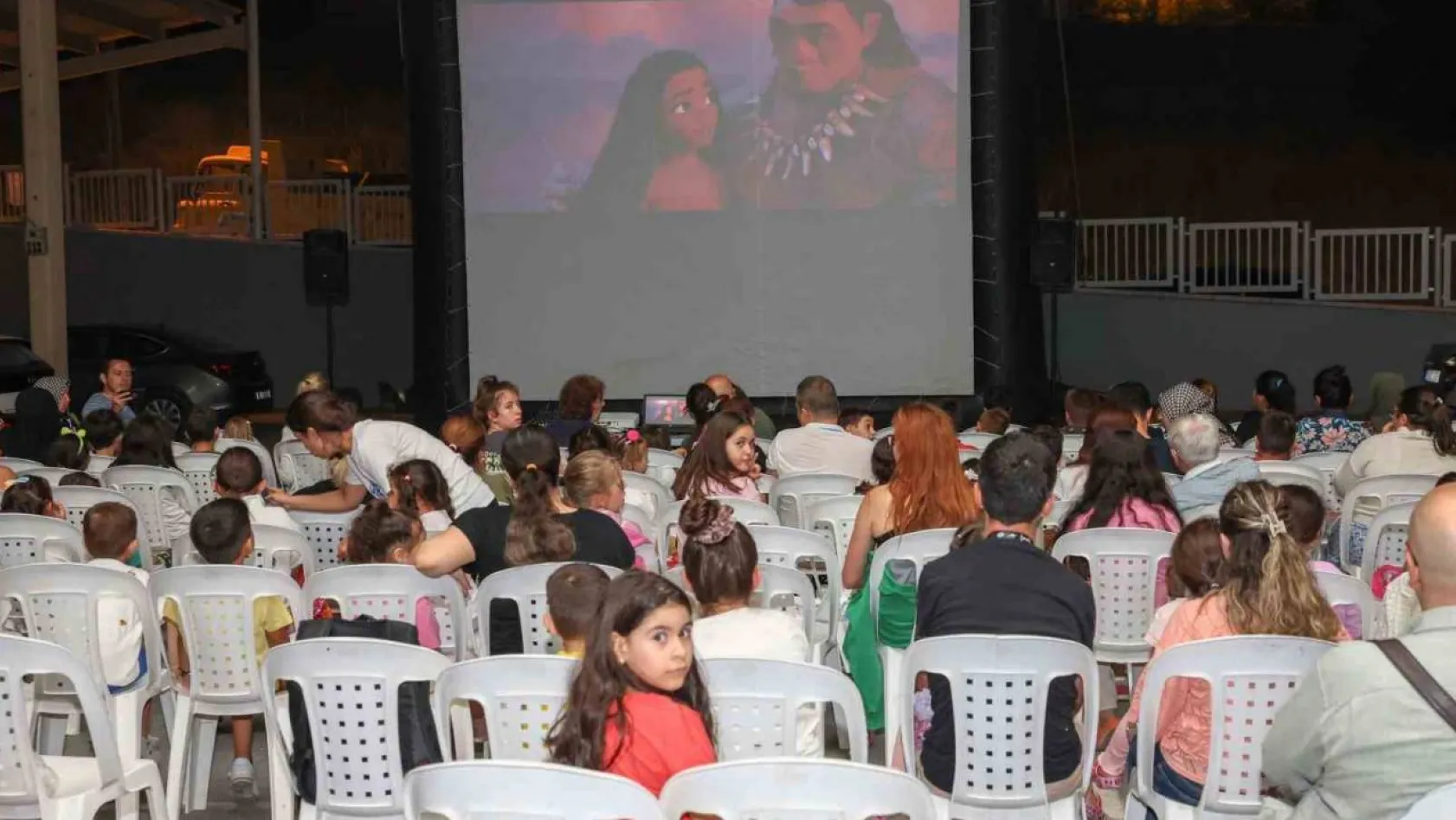 Nilüfer'de çocuklara açık hava sineması