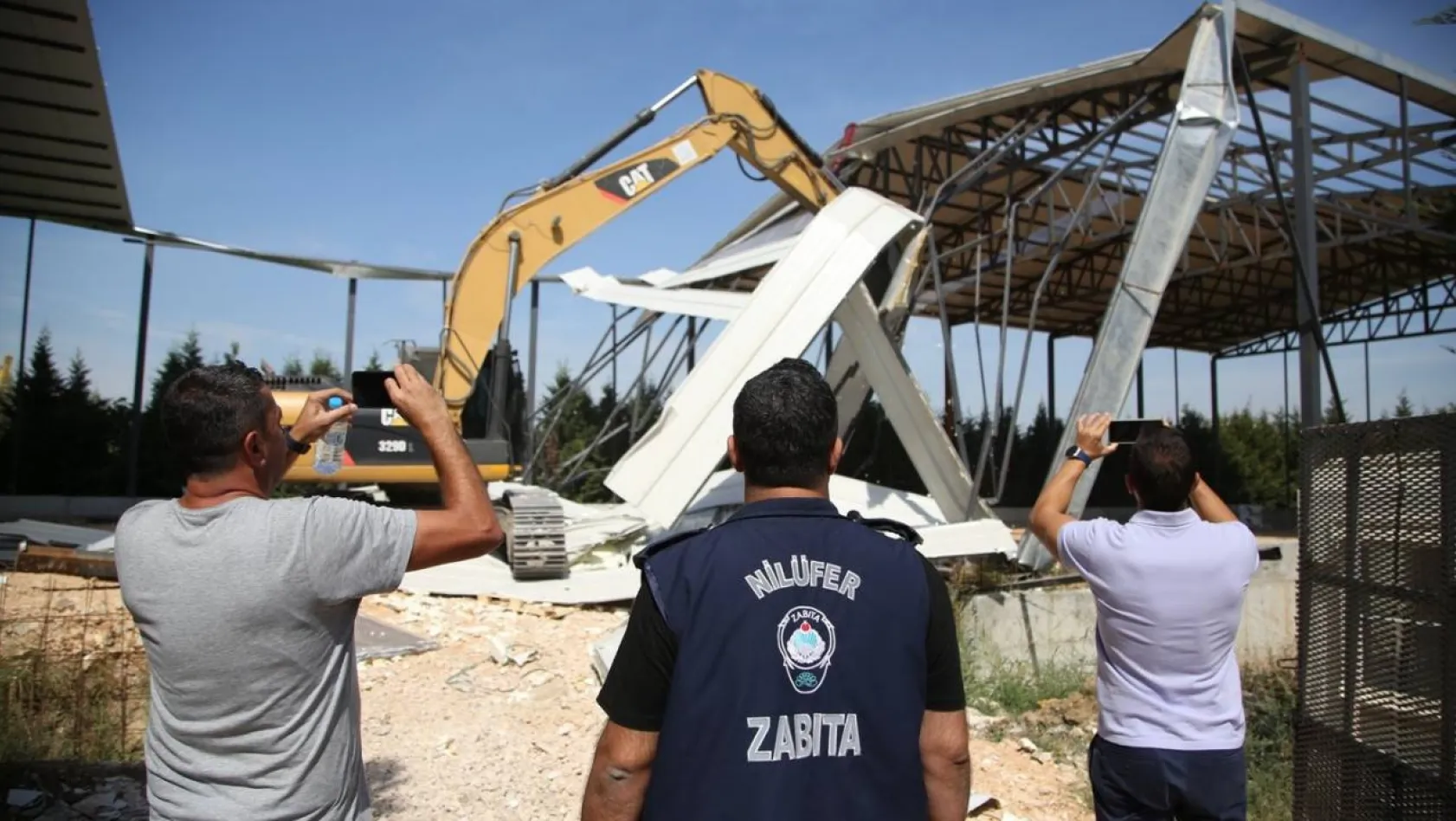 Nilüfer'de iki kaçak yapı daha yıkıldı