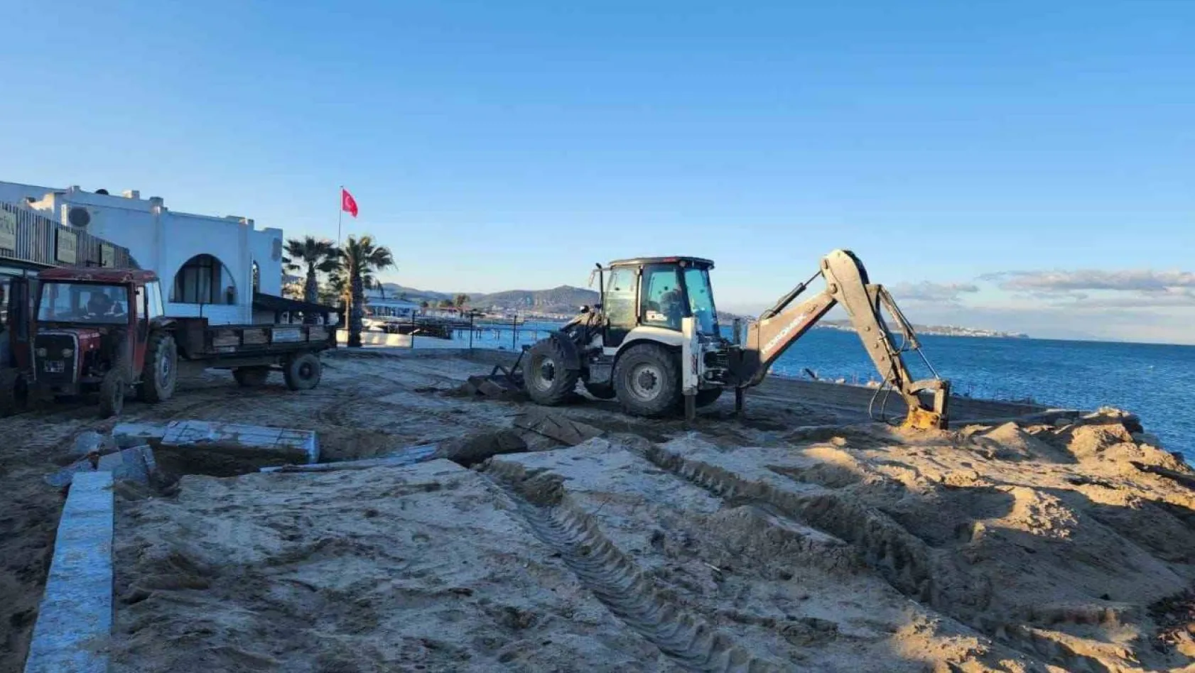 Ören Plajı'nda izinsiz yapılan beton setler yıkıldı