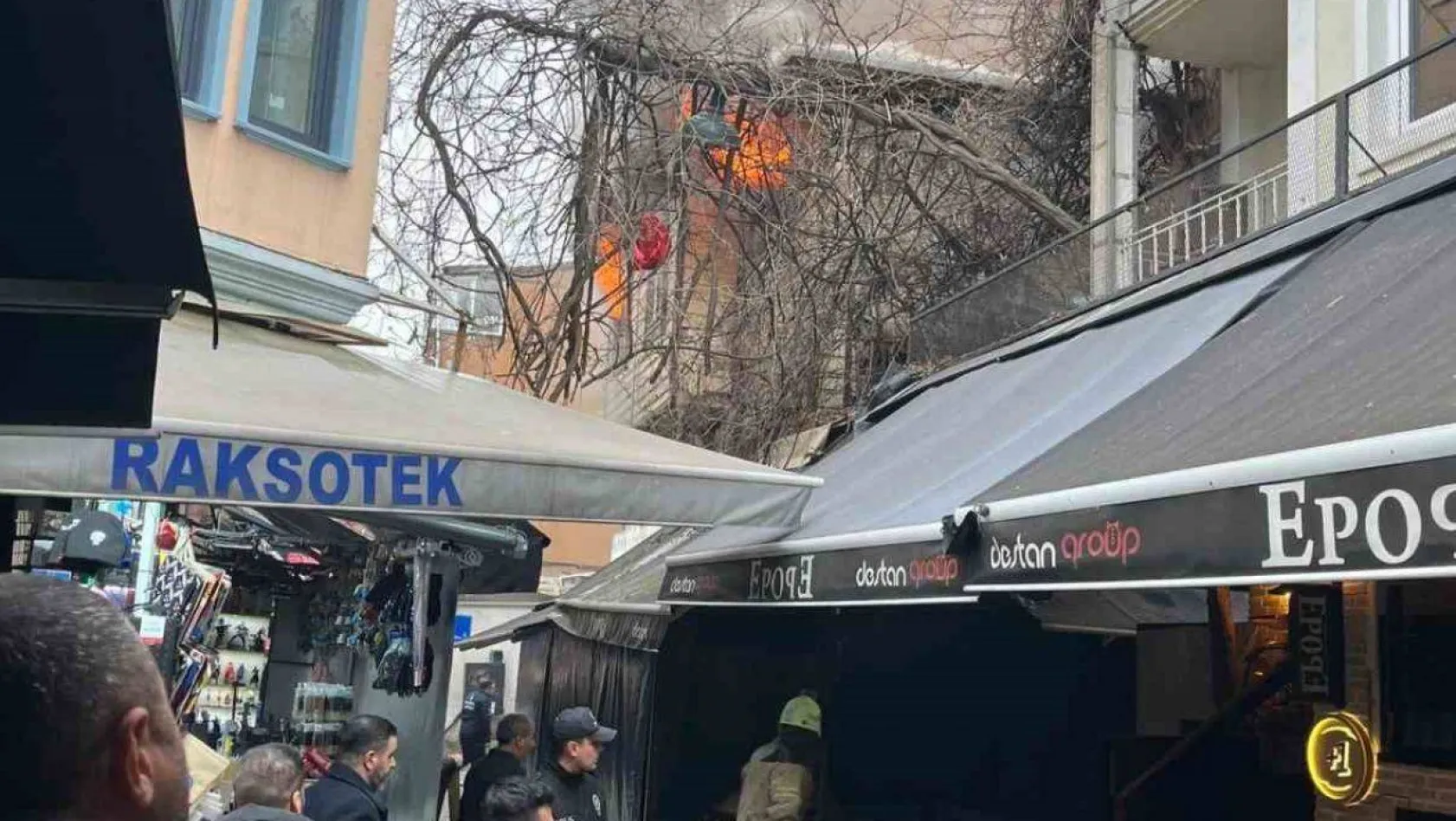 Ortaköy'de bulunan 2 katlı iş yeri alev alev yandı