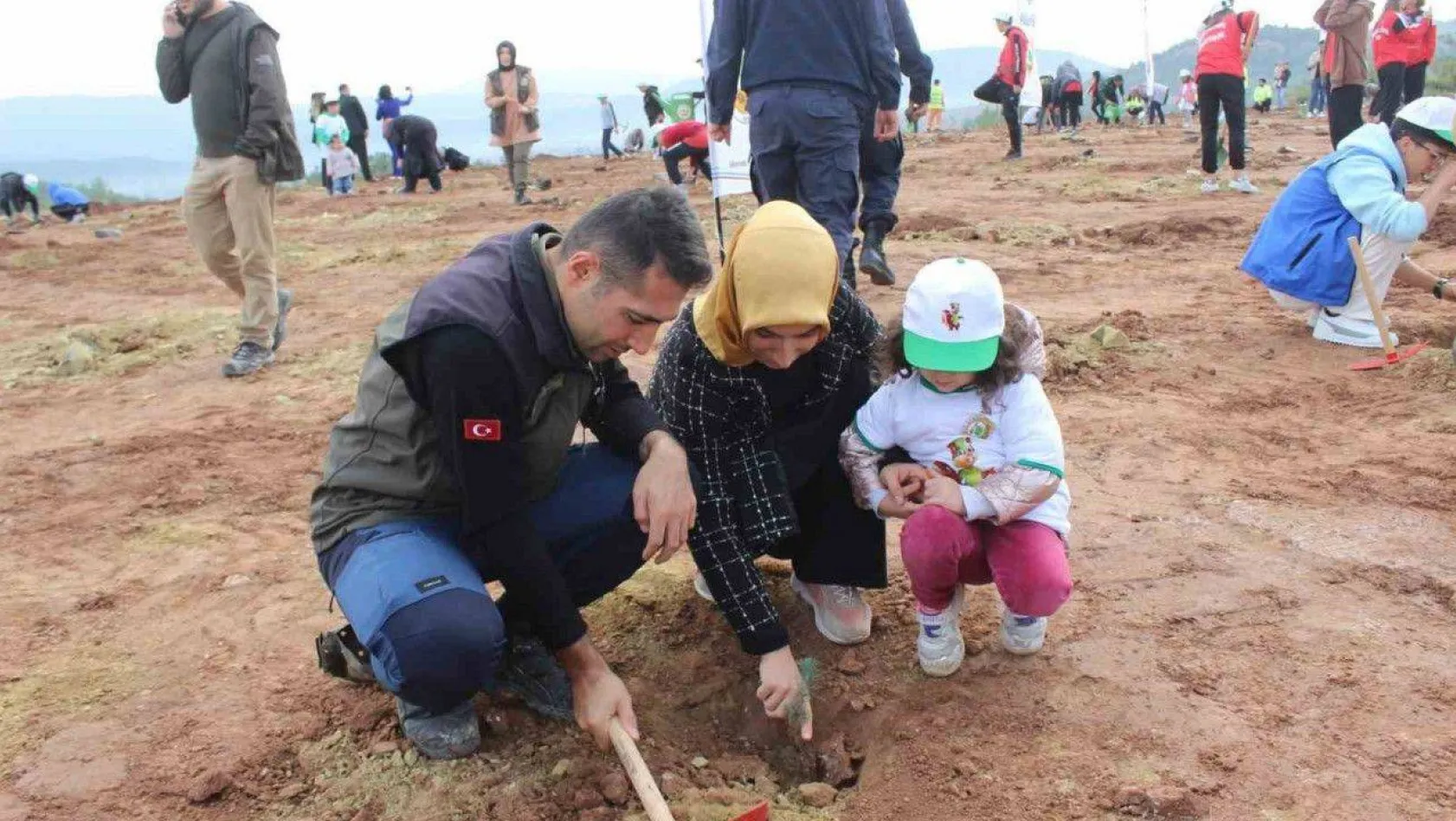 Osmaneli'ndeki 50 yıllık çöp döküm sahasında 5 bin fidan toprakla buluştu