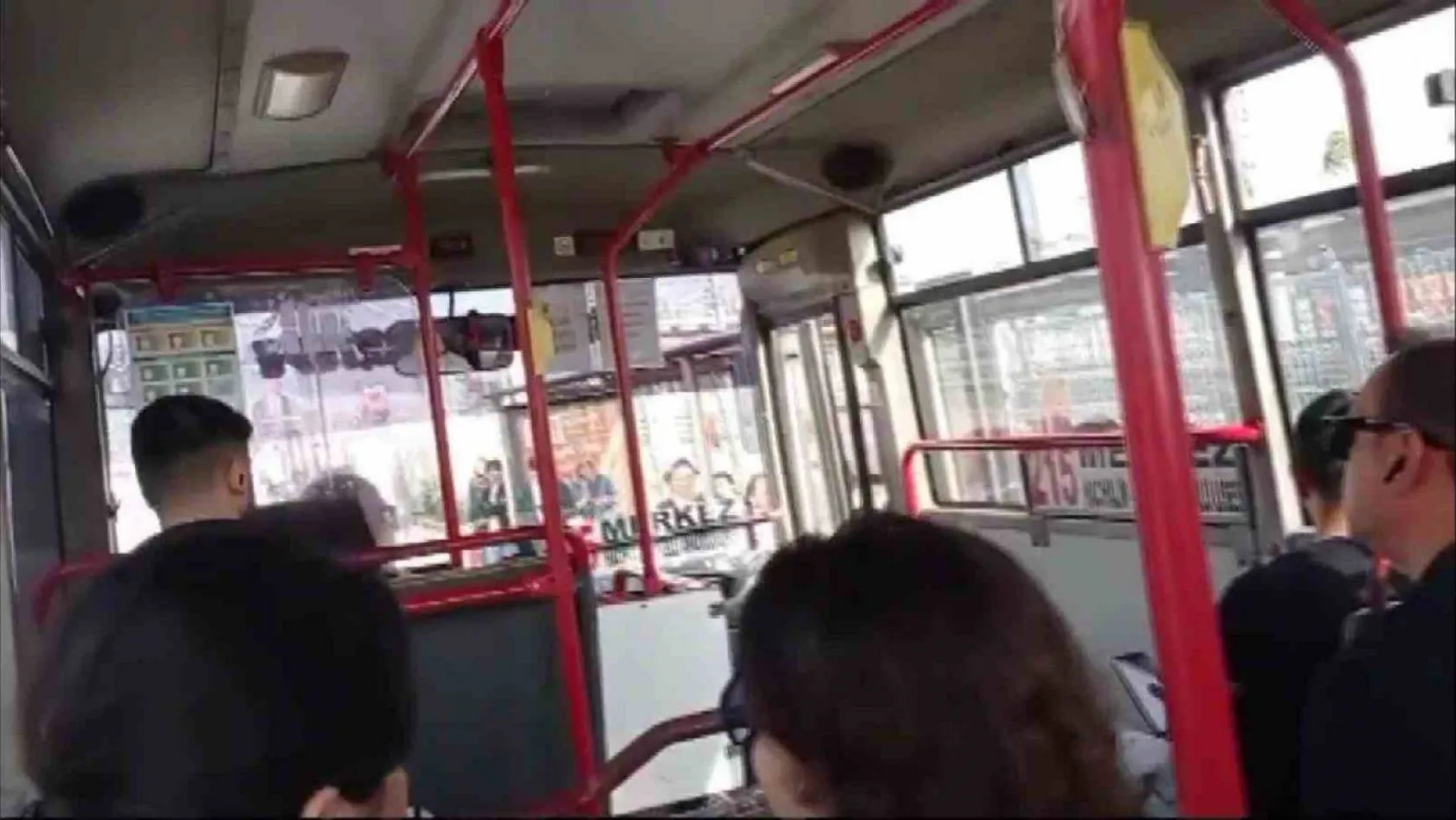 Otobüste bebek arabası kavgası: 'Seni mermi manyağı yaparım'