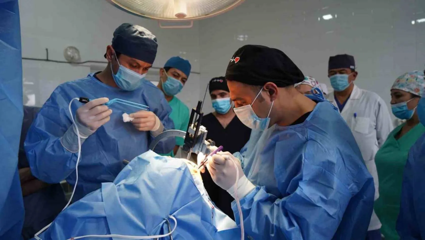 Özbekistan'ın ilk beyin pili ameliyatına Türk doktorlar imza attı