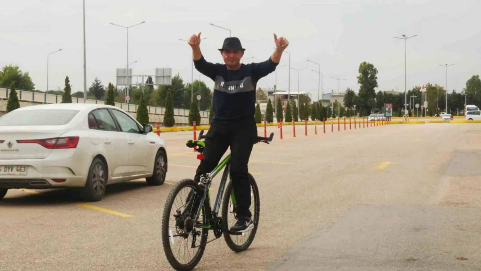 (Özel) Bisiklete ters binen adam konuştu: 'Nasrettin Hoca'dan ilham aldım'