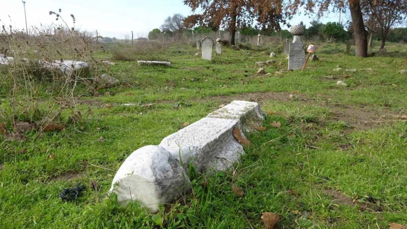 (Özel) Çanakkale'de tarihi mezarlık harabeye döndü