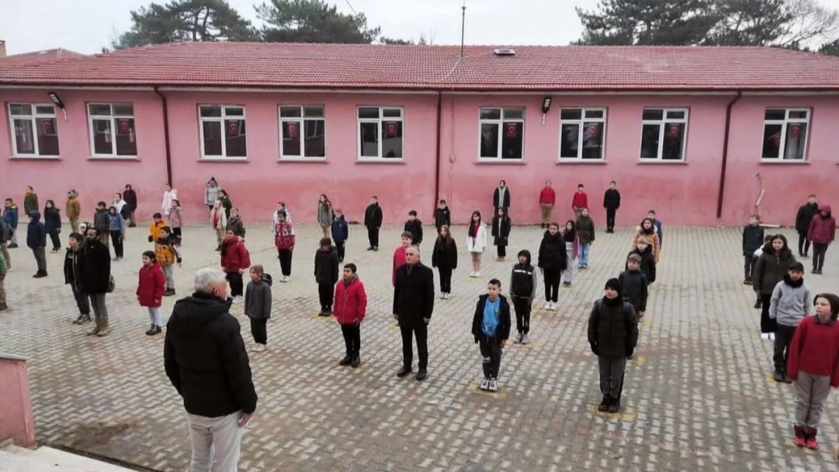 Pehlivanköy'deki okullarda şehitlerimiz için saygı duruşu