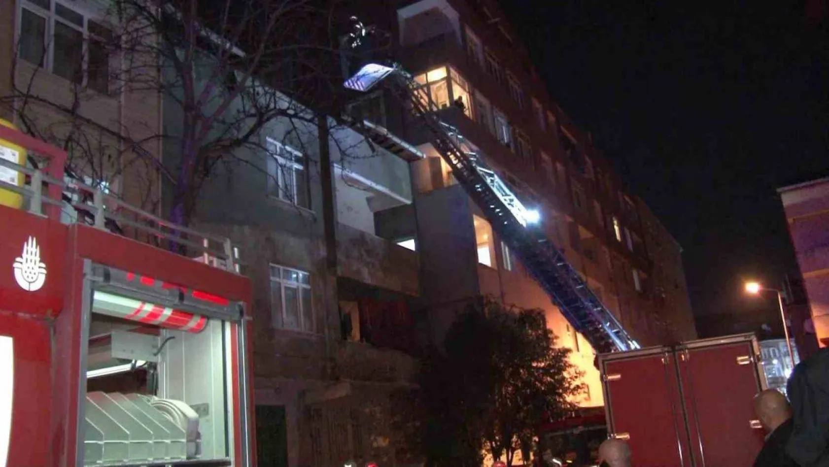 Pendik'te 3 katlı binanın çatısı alev alev yandı