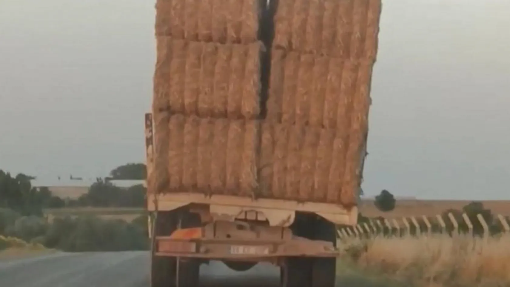 Saman yüklü kamyonun tehlikeli yolculuğu kamerada