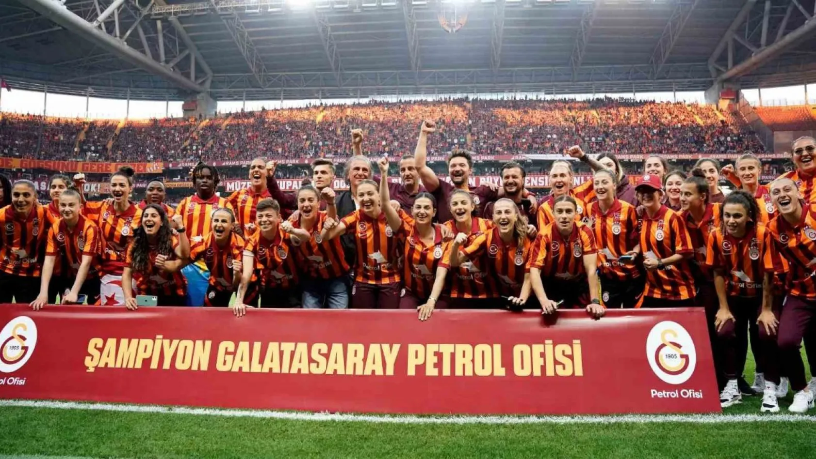 Şampiyon Galatasaray Kadın Futbol Takımı, RAMS Park'ta taraftarlarla buluştu