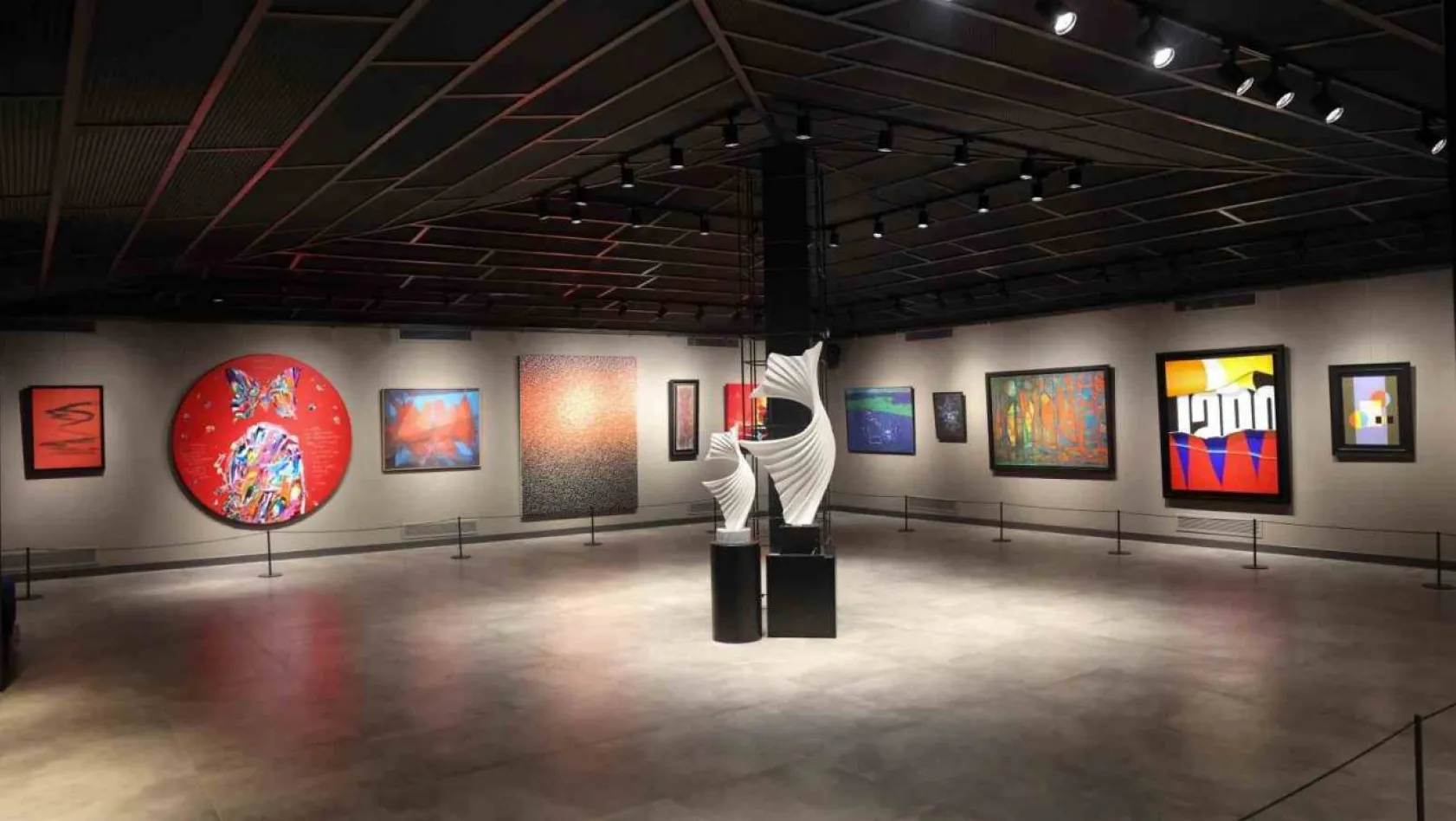 Sanatın duayenleri İstanbul'un yeni sanat galerisinde buluştu