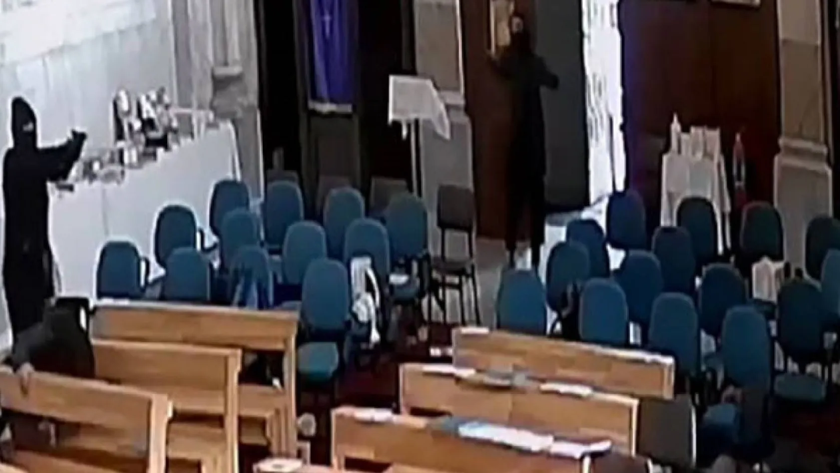 Sarıyer'de Santa Maria Kilisesi'nde yaşanan silahlı saldırı güvenlik kamerasına yansıdı. Görüntülerde ayin sırasında kiliseye giren iki kişi, içeride ateş ediyor. Şahıslar saldırının ardından kiliseden kaçarak uzaklaşıyor.