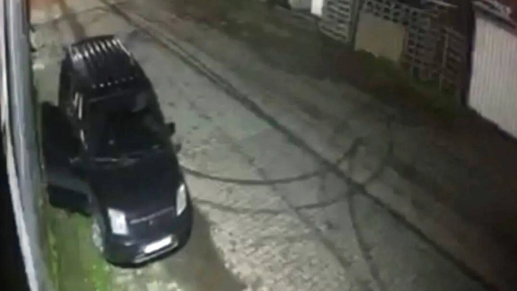 Sarıyer'de soyguncuların baltaya taşa vurduğu an kamerada: Gece bekçisi ateş açtı