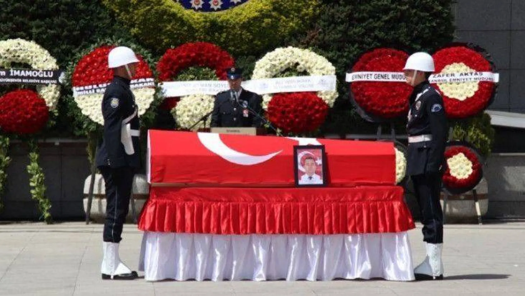 Şehit polis memuru için İstanbul İl Emniyet Müdürlüğü'nde tören düzenlendi