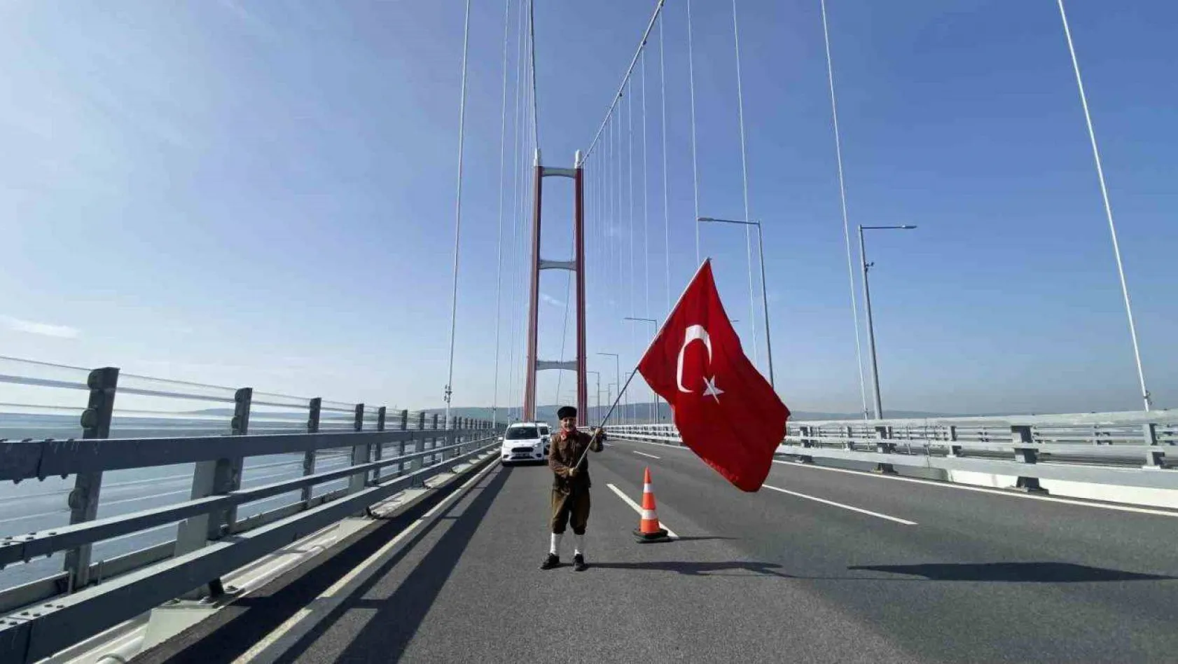 Şehitler için Çanakkale'ye yürüyen gazi torunu, Türk bayrağıyla 1915 Çanakkale Köprüsü'nü yürüyerek geçti