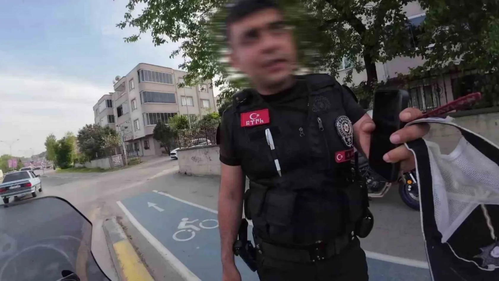 Şerit dışından giden kuryeye polisten uyarı: 'Üç kuruş için canını tehlikeye atma'